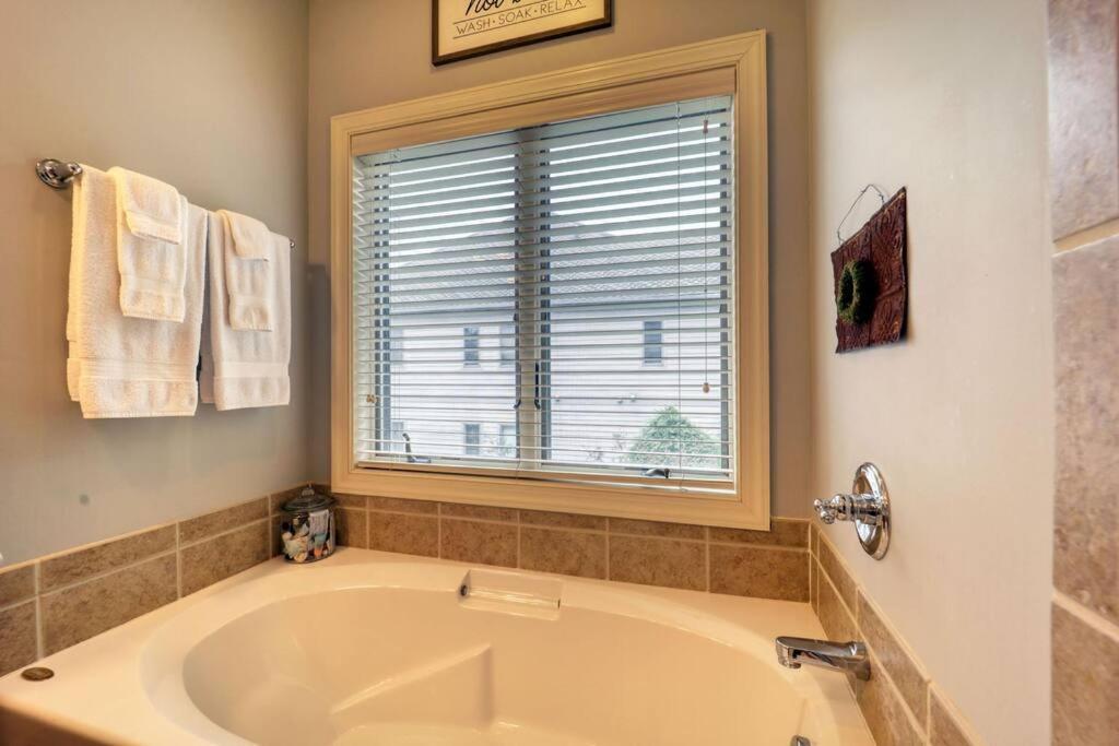 Bucket List Views Private - 2bed, 2bath, Sleeps 6, Panoramic Views Of Mountains From Large Deck, Short Drive To Shopping, Restaurants, Cafes & Banner Elk Town