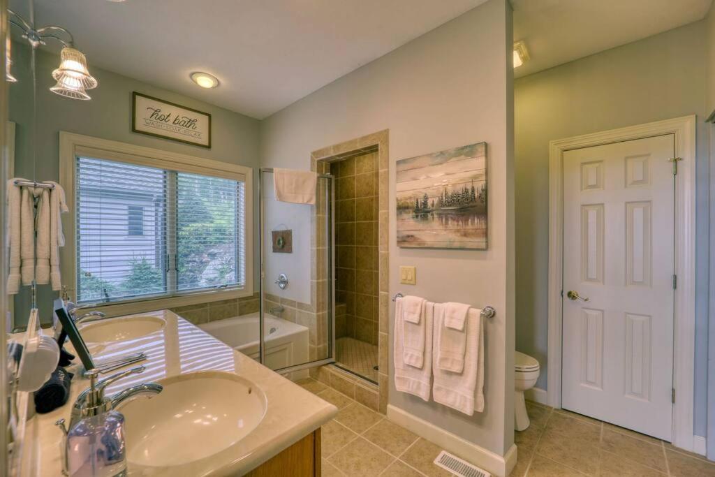 Bucket List Views Private - 2bed, 2bath, Sleeps 6, Panoramic Views Of Mountains From Large Deck, Short Drive To Shopping, Restaurants, Cafes & Banner Elk Town Sugar Mountain