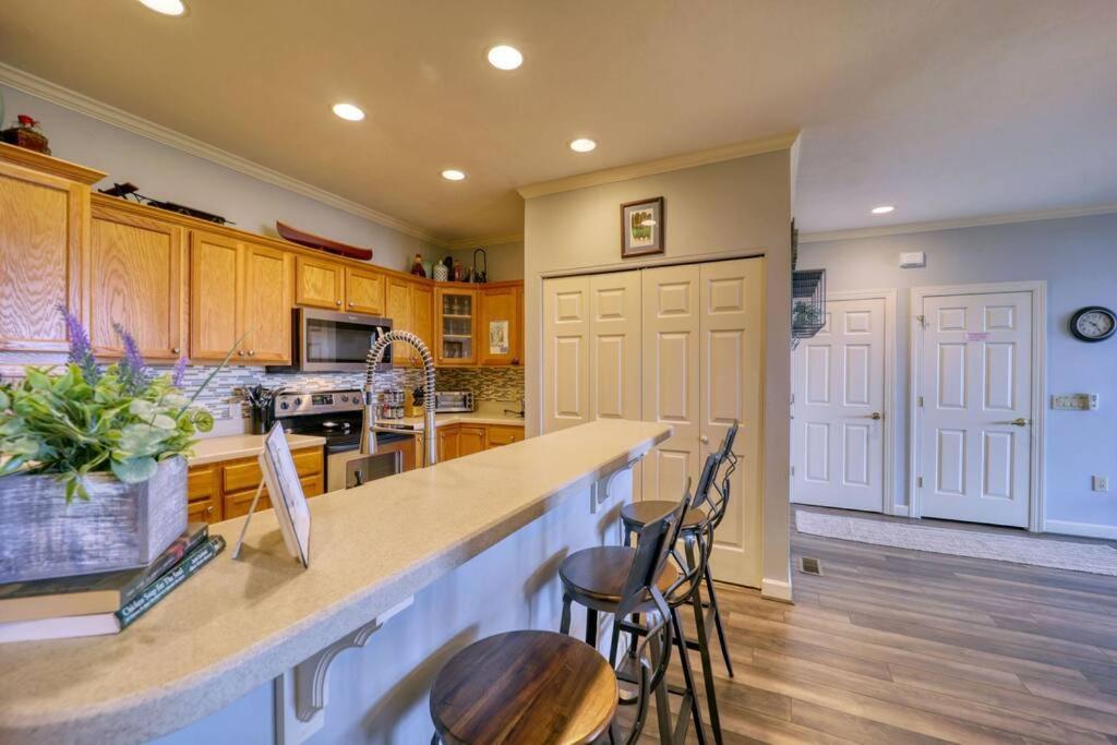 Bucket List Views Private - 2bed, 2bath, Sleeps 6, Panoramic Views Of Mountains From Large Deck, Short Drive To Shopping, Restaurants, Cafes & Banner Elk Town Apartment *