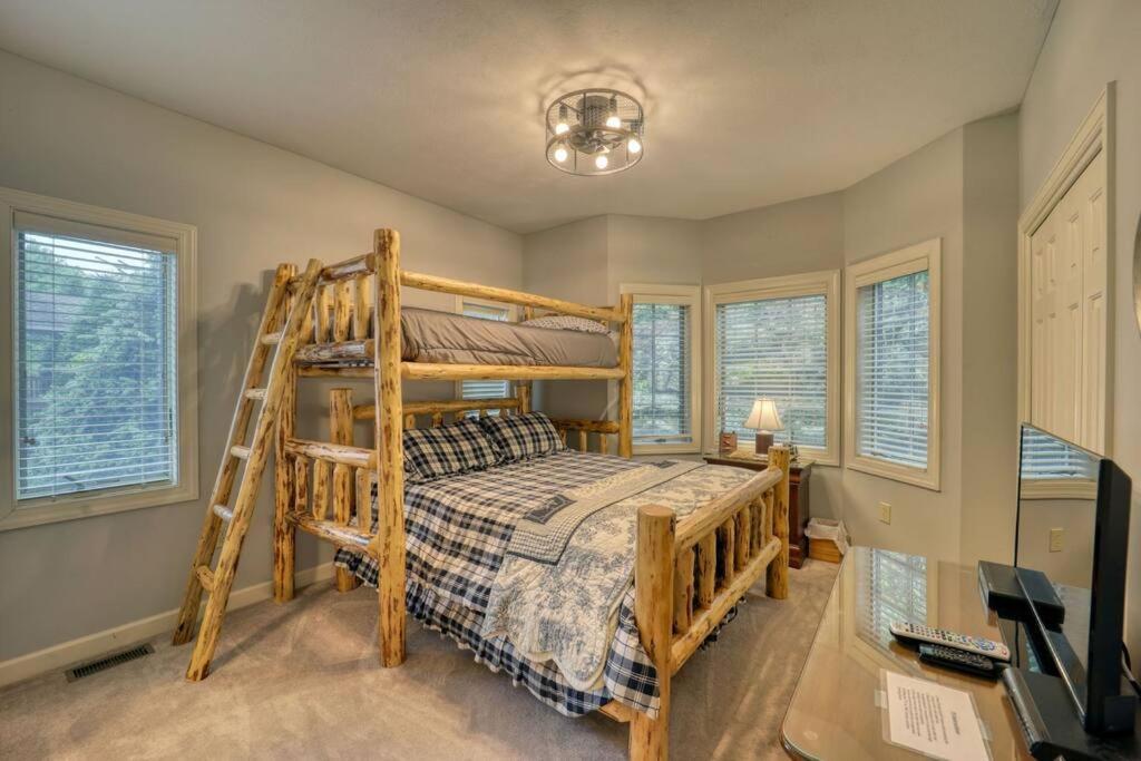 Apartment Bucket List Views Private - 2bed, 2bath, Sleeps 6, Panoramic Views Of Mountains From Large Deck, Short Drive To Shopping, Restaurants, Cafes & Banner Elk Town