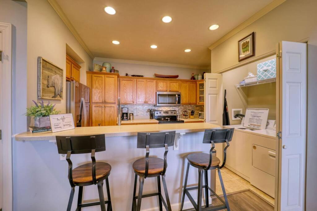Bucket List Views Private - 2bed, 2bath, Sleeps 6, Panoramic Views Of Mountains From Large Deck, Short Drive To Shopping, Restaurants, Cafes & Banner Elk Town Sugar Mountain