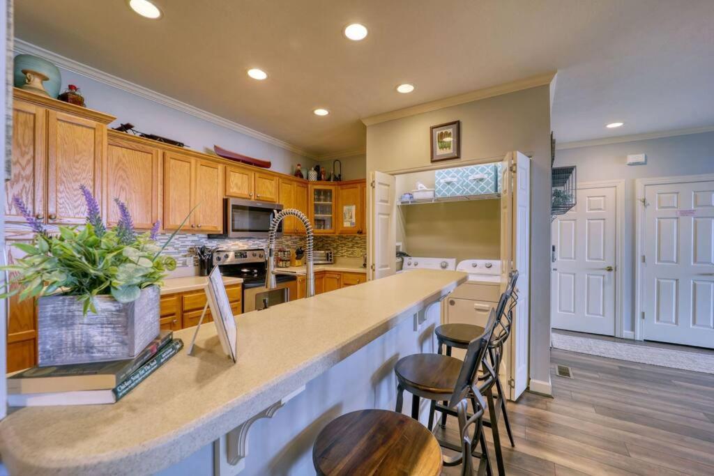 Bucket List Views Private - 2bed, 2bath, Sleeps 6, Panoramic Views Of Mountains From Large Deck, Short Drive To Shopping, Restaurants, Cafes & Banner Elk Town