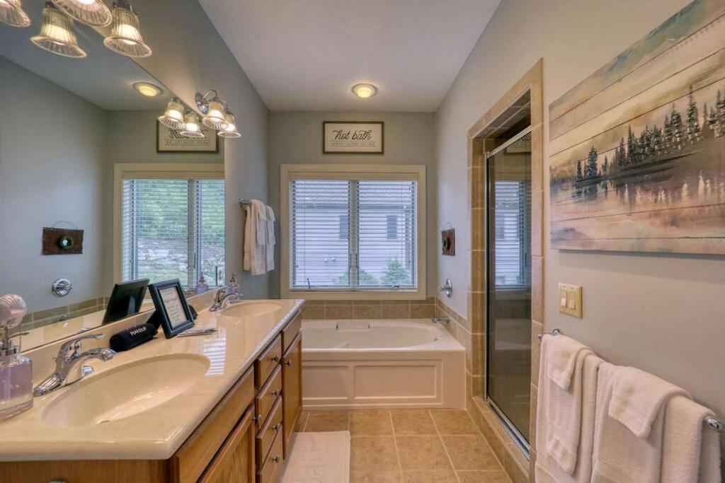 Bucket List Views Private - 2bed, 2bath, Sleeps 6, Panoramic Views Of Mountains From Large Deck, Short Drive To Shopping, Restaurants, Cafes & Banner Elk Town Apartment