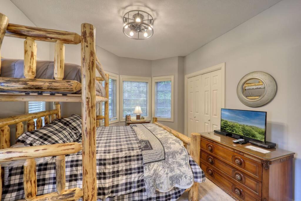 Bucket List Views Private - 2bed, 2bath, Sleeps 6, Panoramic Views Of Mountains From Large Deck, Short Drive To Shopping, Restaurants, Cafes & Banner Elk Town Apartment *