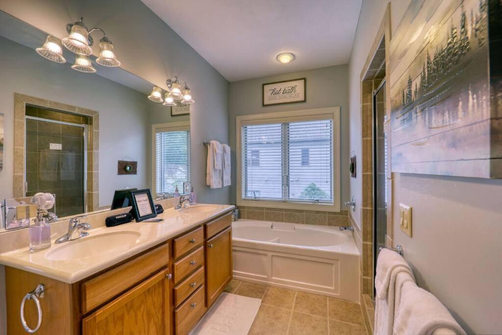 Bucket List Views Private - 2bed, 2bath, Sleeps 6, Panoramic Views Of Mountains From Large Deck, Short Drive To Shopping, Restaurants, Cafes & Banner Elk Town
