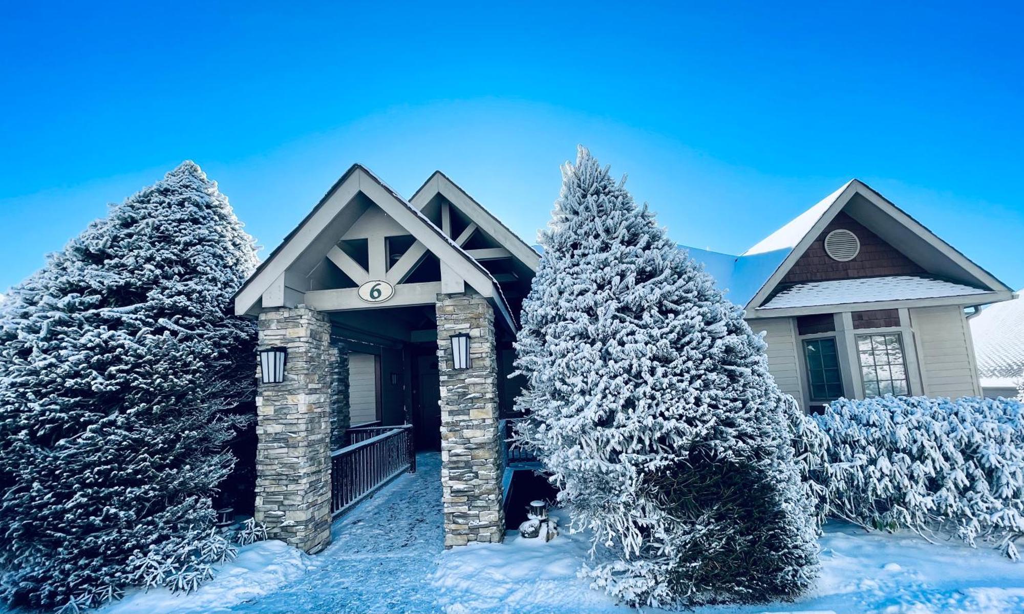 Bucket List Views Private - 2bed, 2bath, Sleeps 6, Panoramic Views Of Mountains From Large Deck, Short Drive To Shopping, Restaurants, Cafes & Banner Elk Town Apartment Sugar Mountain