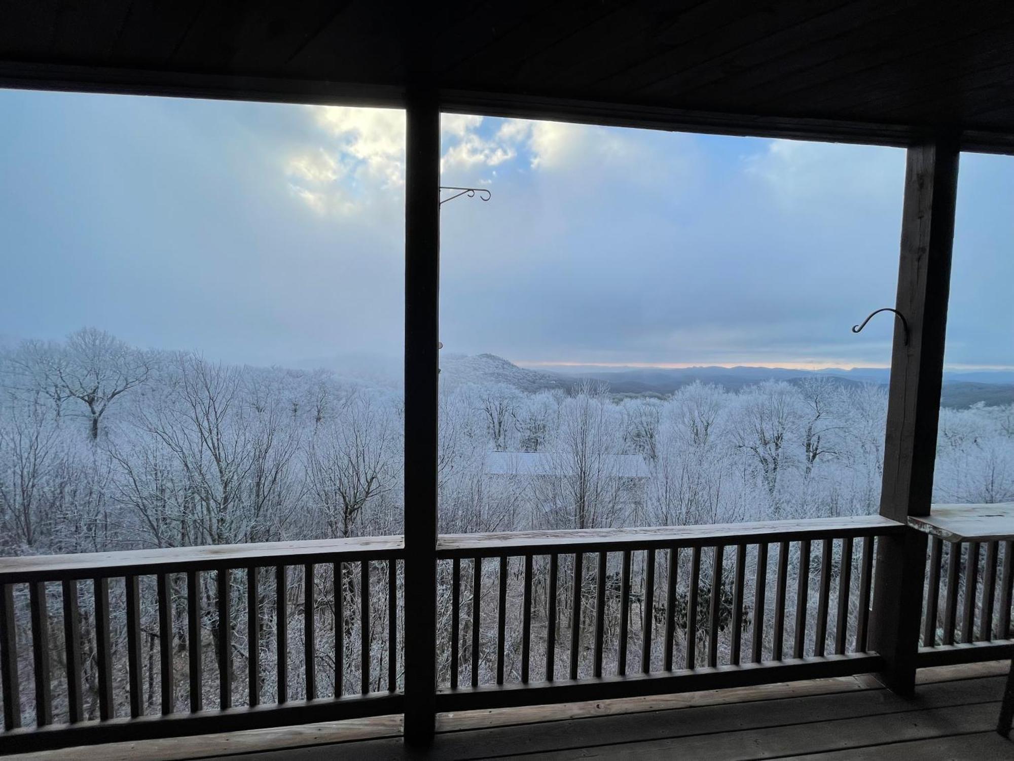 Bucket List Views Private - 2bed, 2bath, Sleeps 6, Panoramic Views Of Mountains From Large Deck, Short Drive To Shopping, Restaurants, Cafes & Banner Elk Town