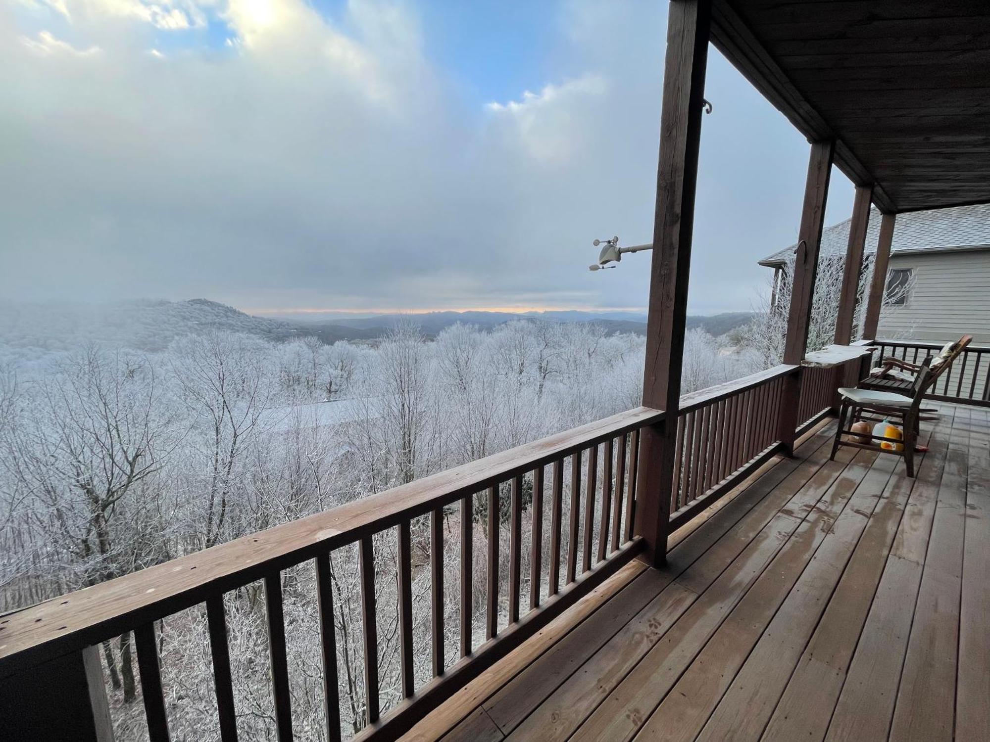 Apartment Bucket List Views Private - 2bed, 2bath, Sleeps 6, Panoramic Views Of Mountains From Large Deck, Short Drive To Shopping, Restaurants, Cafes & Banner Elk Town