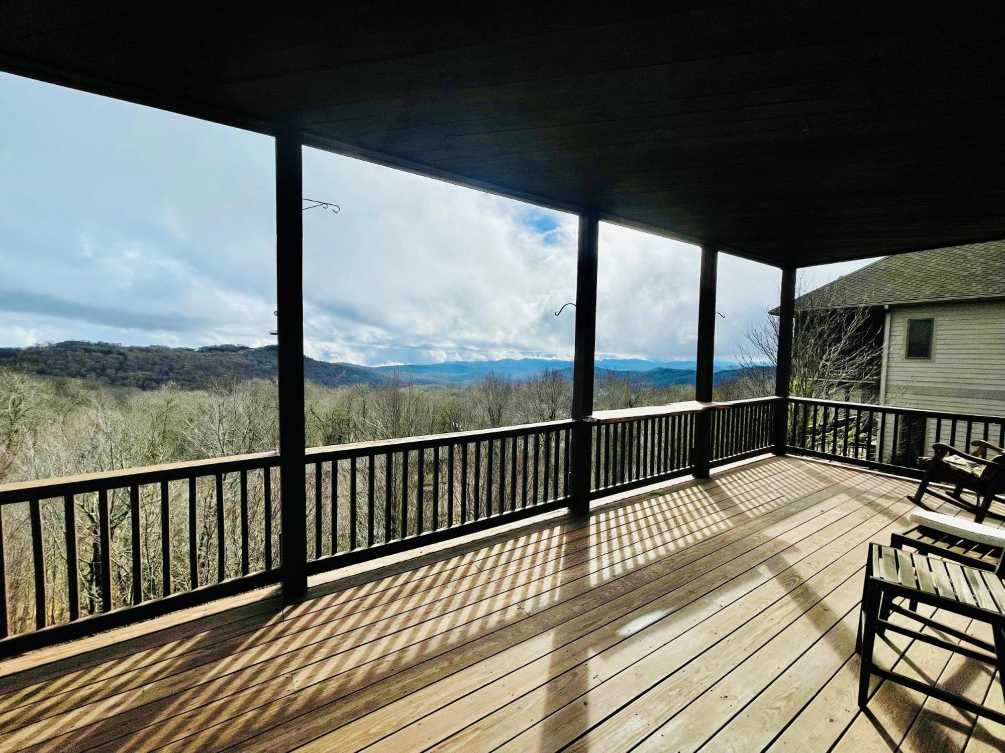 Bucket List Views Private - 2bed, 2bath, Sleeps 6, Panoramic Views Of Mountains From Large Deck, Short Drive To Shopping, Restaurants, Cafes & Banner Elk Town Apartment Sugar Mountain