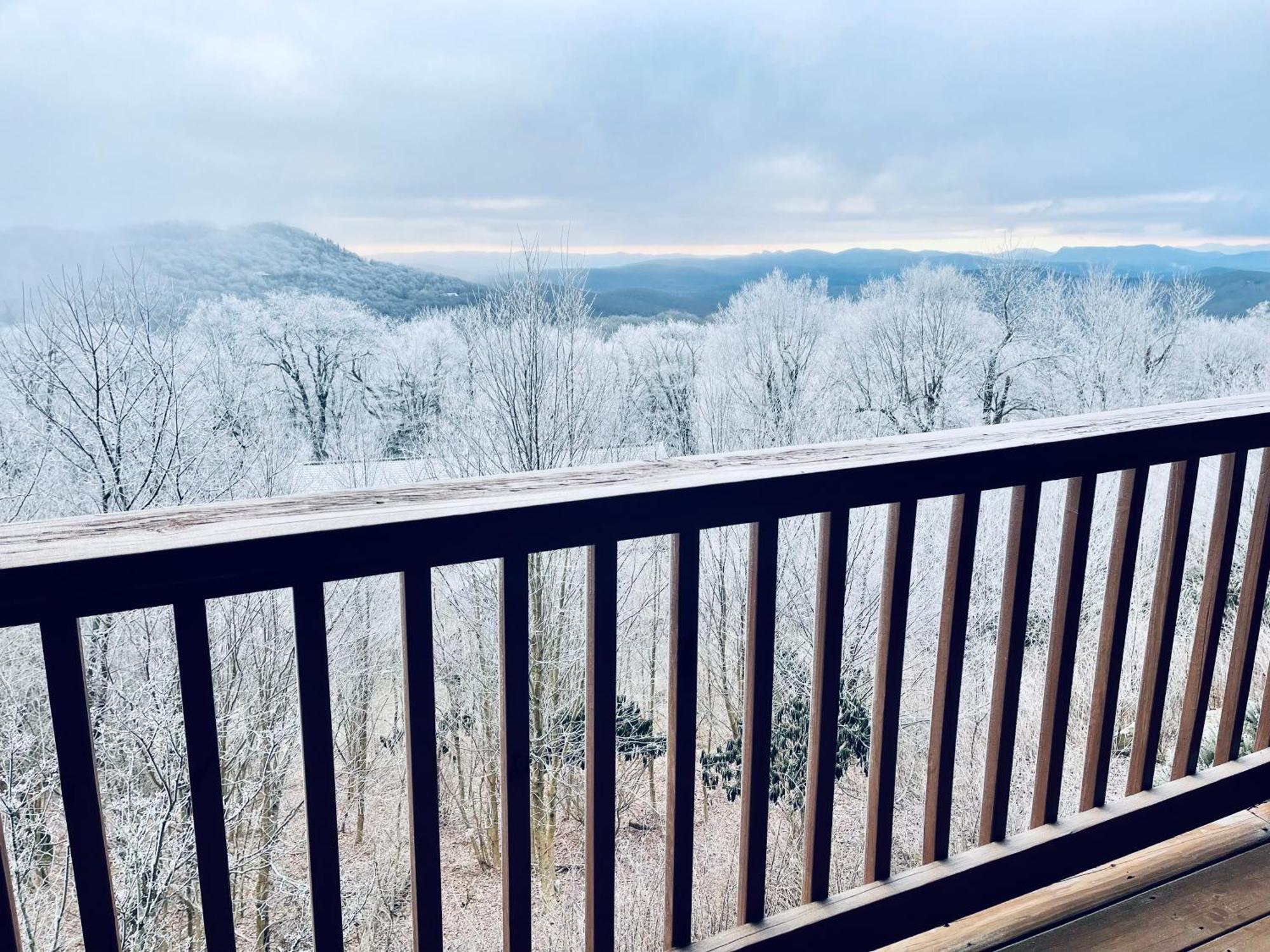 Bucket List Views Private - 2bed, 2bath, Sleeps 6, Panoramic Views Of Mountains From Large Deck, Short Drive To Shopping, Restaurants, Cafes & Banner Elk Town *